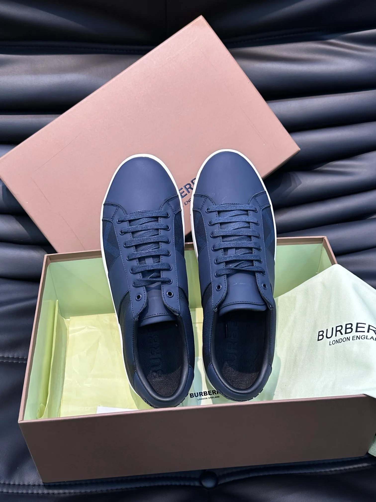 ¥380 B's men's classic low-top sneakers are reinterpreted in Vintage plaid cotton material and decorated with a new brand logo. First-layer cowhide lining, embossed Burberry logo on the heel, and original TPU outsole! Size: 38-44 (45 46 customized)